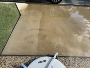 Pressure cleaning driveway in Andergrove Mackay